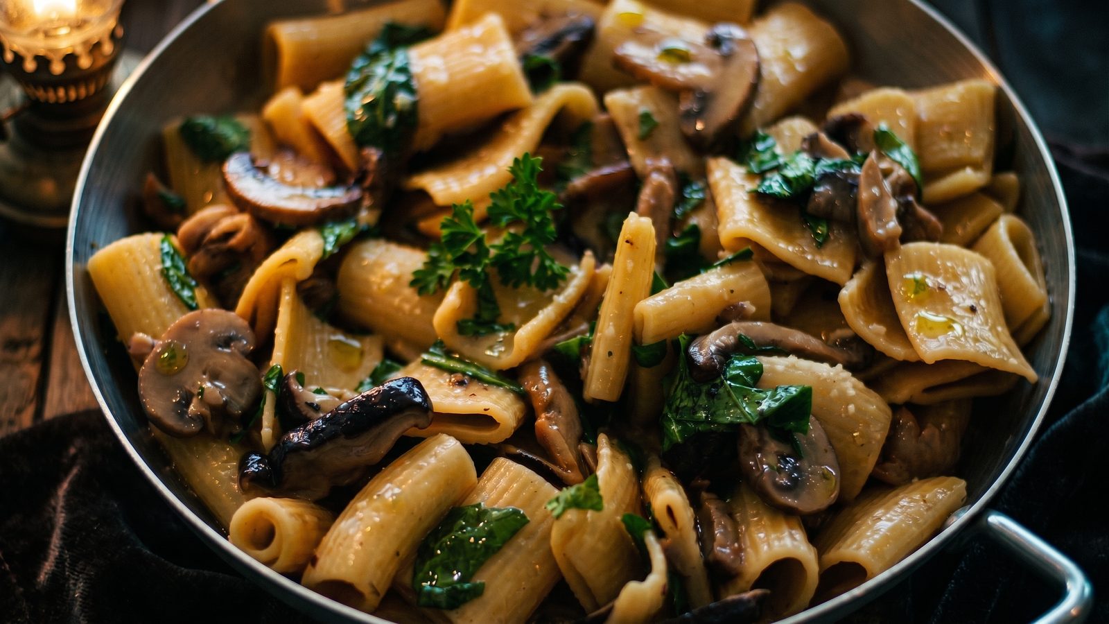 Rigatoni ao molho de cogumelos frescos com salsinha